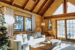 Secluded Cabin: Hot Tub, Large Deck & Fire Pit
