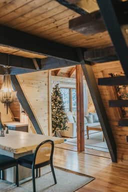 Secluded Cabin: Hot Tub, Large Deck & Fire Pit