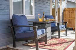 The Blue Spruce DT Luxe Cottage - Holiday Home