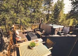 Secluded Cabin: Hot Tub, Large Deck & Fire Pit
