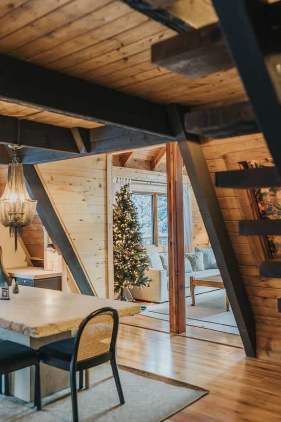 Secluded Cabin: Hot Tub, Large Deck & Fire Pit