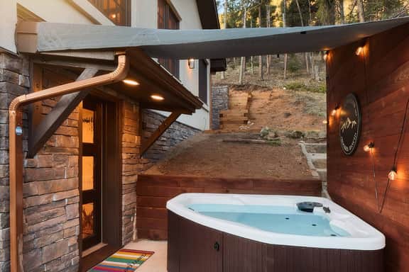 Mountain View Bungalow - Private Hot Tub