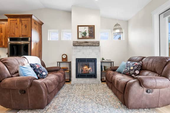 The Blue Spruce DT Luxe Cottage - Holiday Home