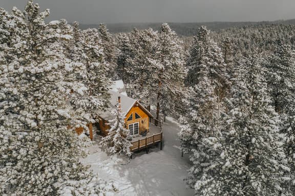 Secluded Cabin: Hot Tub, Large Deck & Fire Pit
