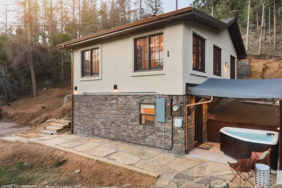 Mountain View Bungalow - Private Hot Tub